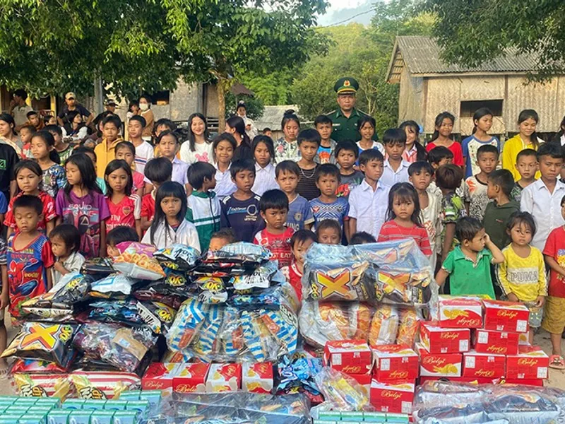 Hình ảnh gia đình và bạn bè hỗ trợ người thân