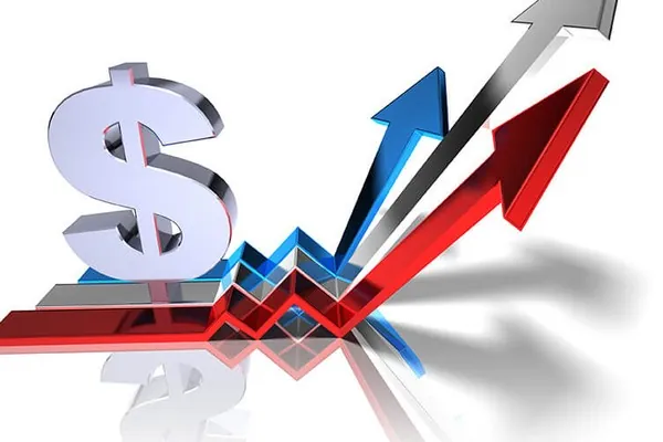 Người đàn ông đang quản lý tiền mặt và chip cược